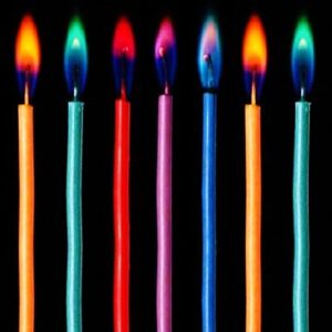 12 נרות יומהולדת מדליקים, עם להבה צבעונית בצבע הנר