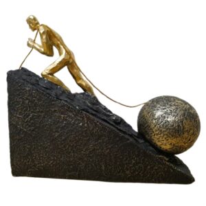 פסל אומנותי "איש מוזהב מושך כדור בעלייה" - סמל למאמץ והתמדה