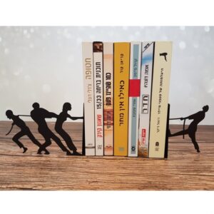 זוג תומכי ספרים מושכים בחבל - "לא לוותר"